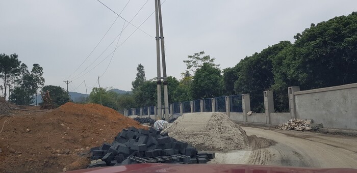 Tro xỉ được Công ty TNHH Môi trường Công nghiệp xanh mang đi đóng gạch để xây tường rào xung quanh đơn vị